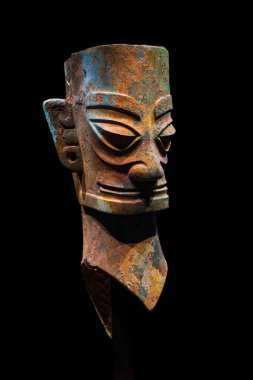 Saç örgülü bronz insan kafası (ticari), 1986 yılında Çin 'in Guanghan kentindeki Sanxingdui Sitesi 2. Pit' ten çıkarıldı.