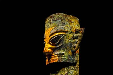 Saç örgülü bronz insan kafası (ticari), 1986 yılında Çin 'in Guanghan kentindeki Sanxingdui Sitesi 2. Pit' ten çıkarıldı.