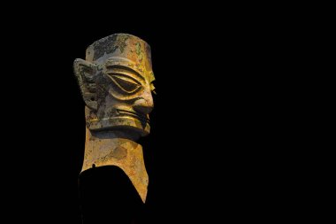 Saç örgülü bronz insan kafası (ticari), 1986 yılında Çin 'in Guanghan kentindeki Sanxingdui Sitesi 2. Pit' ten çıkarıldı.