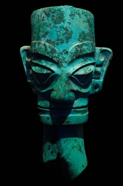 Saç örgülü bronz insan kafası (ticari), 1986 yılında Çin 'in Guanghan kentindeki Sanxingdui Sitesi 2. Pit' ten çıkarıldı.