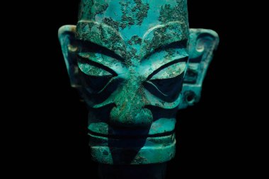 Saç örgülü bronz insan kafası (ticari), 1986 yılında Çin 'in Guanghan kentindeki Sanxingdui Sitesi 2. Pit' ten çıkarıldı.