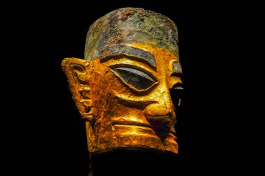 Sanxingdui 'deki Shang Hanedanlığı' nın taktığı altın maskeli bronz insan kafası, 1986 yılında Guanghan, Sichuan 'daki Sanxingdui Bölgesi 2 numaralı çukurdan çıkarıldı.