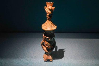 Shang Hanedanlığı 'nın Sanxingdui' deki en büyük ilahının diz çökmüş heykeli, Guanghan, Sichuan 'daki Sanxingdui Sitesi' nin 7 numaralı çukurundan çıkarıldı.