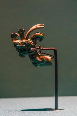 Sanxingdui Shang Hanedanı Dingzhang Ejderha şekilli beden, 2021 yılında Guanghan, Sichuan 'daki 7 numaralı çukurdan çıkarıldı.