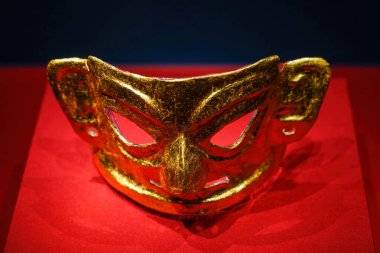 Eski Çin Altın Maskesi Çin 'in Sichuan Eyaleti Chengdu Bölgesi' nden Unear 'la geldi.