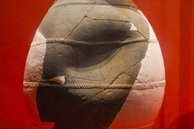 Çin Neolitik Çanı şekilli yüksek boyunlu kavanoz Xinjin, Chengdu, Sichuan 'daki Baodun bölgesinden çıkarıldı.