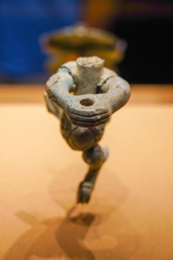 Çin Shang Hanedanı bronz ayaklı insan figürü Guanghan, Sichuan 'daki Sanxingdui sahasından çıkarıldı.