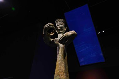 Çin 'deki Shang Hanedanlığı' ndan Büyük Bronz Adam, Guanghan, Sichuan 'daki Sanxingdui bölgesinden çıkarıldı.