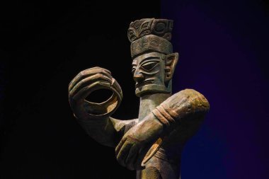 Çin 'deki Shang Hanedanlığı' ndan Büyük Bronz Adam, Guanghan, Sichuan 'daki Sanxingdui bölgesinden çıkarıldı.