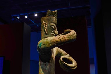 Çin 'deki Shang Hanedanlığı' ndan Büyük Bronz Adam, Guanghan, Sichuan 'daki Sanxingdui bölgesinden çıkarıldı.