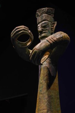 Çin 'deki Shang Hanedanlığı' ndan Büyük Bronz Adam, Guanghan, Sichuan 'daki Sanxingdui bölgesinden çıkarıldı.