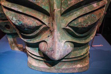Çin Shang Hanedanı Bronz Maskesi, Guanghan, Sichuan 'daki Sanxingdui bölgesinden çıkarıldı.