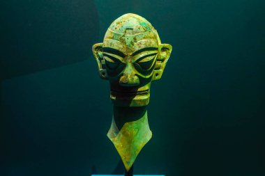 Çin Shang Hanedanı Bronz Saçlı Adam Kafası, Guanghan, Sichuan 'daki Sanxingdui Sitesi 8 numaradan çıkarıldı.