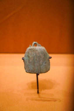 Çin 'deki Shang Hanedanlığı' ndan biblo şekilli süsler, Guanghan, Sichuan 'daki Sanxingdui bölgesinden çıkarıldı.