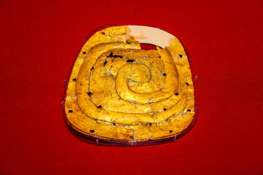 Eski Çin yılanı şekilli trapezoidal altın folyo yuvarlak köşeli, Chengdu, Sichuan 'daki Jinsha Sitesi' nden çıkarıldı.