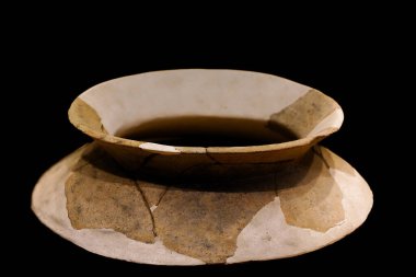 Çin Neolitik çömleği Xinjin, Chengdu, Sichuan 'daki Baodun Sitesi' nden çıkarıldı.