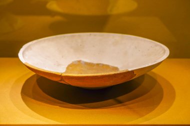 Guanghan, Sichuan, Çin 'deki Sanxingdui harabelerinden çıkarılmış çömlek tabağı.