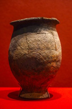 Yüzük ayaklı çömlek kavanozu (Neolitik Çağ), Xinjin, Chengdu, Sichuan 'daki Baodun bölgesinden çıkarıldı.