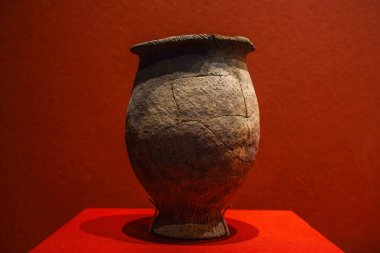 Yüzük ayaklı çömlek kavanozu (Neolitik Çağ), Xinjin, Chengdu, Sichuan 'daki Baodun bölgesinden çıkarıldı.