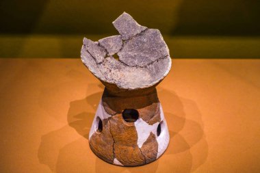 Guanghan, Sichuan 'daki Sanxingdui bölgesinden çıkarılmış, halka ayaklı antik bir Çin çömleği.