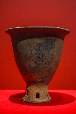 Çin 'deki Neolitik Çağ' dan kalma seramik ayaklı bir gemi, Chengdu, Sichuan 'daki Jinsha Sitesi' nden çıkarıldı.