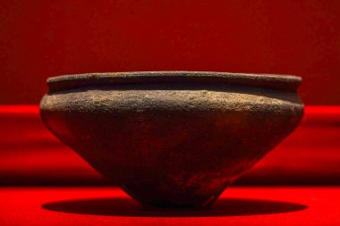 Çin 'deki Shang Hanedanlığı' ndan kalma, Chengdu, Sichuan 'daki On İki Köprü bölgesinden çıkarılmış küçük düz dipli bir çömlek.