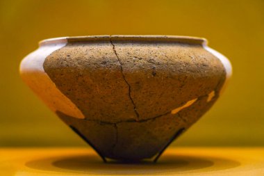 Çin 'deki Shang Hanedanlığı' ndan kalma, Chengdu, Sichuan 'daki On İki Köprü bölgesinden çıkarılmış küçük düz dipli bir çömlek.