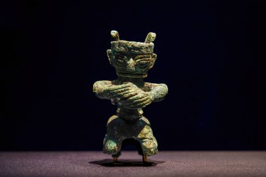 Çin 'deki Shang Hanedanlığı' ndan kalma bronz bir heykel Guanghan, Sichuan 'daki Sanxingdui harabelerinin 8 numaralı çukurundan çıkarıldı.