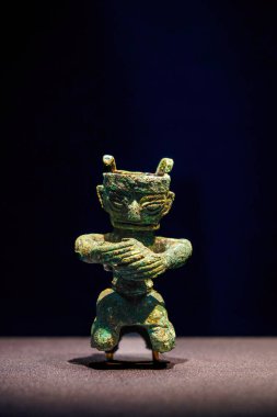 Çin 'deki Shang Hanedanlığı' ndan kalma bronz bir heykel Guanghan, Sichuan 'daki Sanxingdui harabelerinin 8 numaralı çukurundan çıkarıldı.