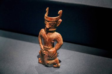 Çin 'deki Shang Hanedanlığı' ndan kalma bronz bir heykel Guanghan, Sichuan 'daki Sanxingdui harabelerinin 8 numaralı çukurundan çıkarıldı.