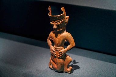 Çin 'deki Shang Hanedanlığı' ndan kalma bronz bir heykel Guanghan, Sichuan 'daki Sanxingdui harabelerinin 8 numaralı çukurundan çıkarıldı.