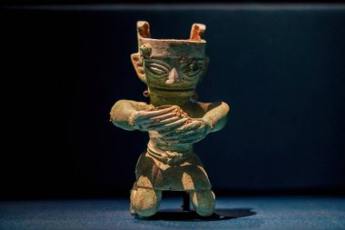 Çin 'deki Shang Hanedanlığı' ndan kalma bronz bir heykel Guanghan, Sichuan 'daki Sanxingdui harabelerinin 8 numaralı çukurundan çıkarıldı.