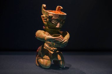 Çin 'deki Shang Hanedanlığı' ndan kalma bronz bir heykel Guanghan, Sichuan 'daki Sanxingdui harabelerinin 8 numaralı çukurundan çıkarıldı.