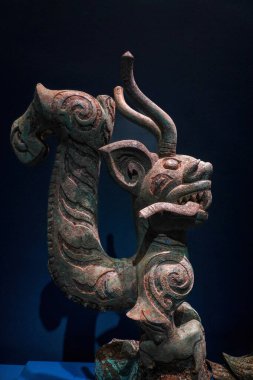 Çin 'deki Shang Hanedanlığı' ndan bir kaplan başı ve ejderha gövdesinin bronz heykeli, Çukur No. Guanghan, Sichuan 'daki Sanxingdui bölgesinden 8 kişi.