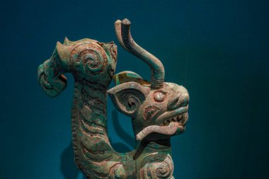 Çin 'deki Shang Hanedanlığı' ndan bir kaplan başı ve ejderha gövdesinin bronz heykeli, Çukur No. Guanghan, Sichuan 'daki Sanxingdui bölgesinden 8 kişi.