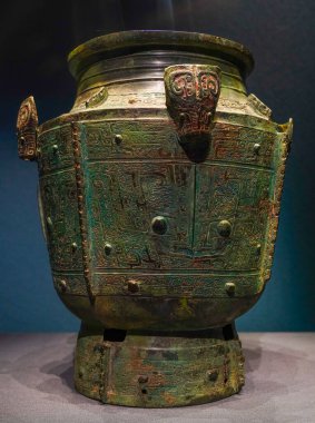 Çin Shang Hanedanlığı 'nın bronz gemisi, Guanghan, Sichuan' daki Sanxingdui harabelerinin ikinci çukurundan çıkarıldı.