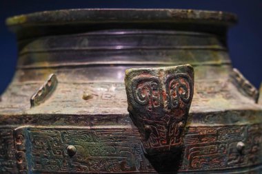 Çin Shang Hanedanlığı 'nın bronz gemisi, Guanghan, Sichuan' daki Sanxingdui harabelerinin ikinci çukurundan çıkarıldı.