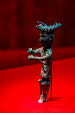 Chengdu, Sichuan 'daki Jinsha Sitesi' nden çıkarılmış eski bir Çin bronz insan figürü.