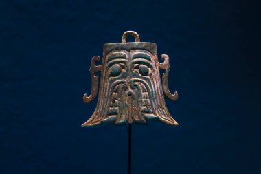 Çin Shang Hanedanı 'nın bronz çanları, No' dan çıkarıldı. Guanghan, Sichuan 'daki Sanxingdui bölgesinde 2 çukur.