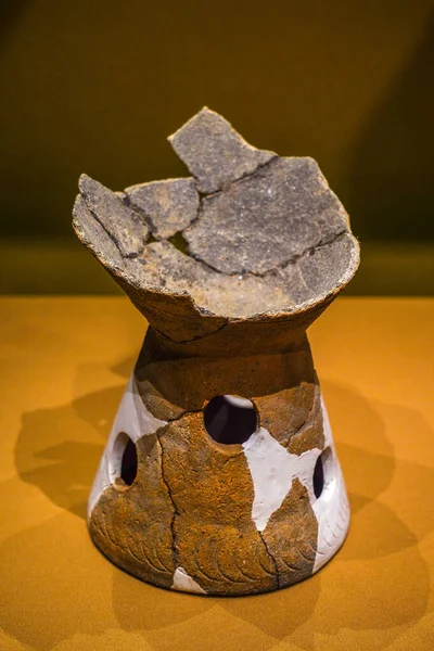 Guanghan, Sichuan 'daki Sanxingdui bölgesinden çıkarılmış, halka ayaklı antik bir Çin çömleği.