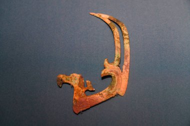 Çin 'in Shang Hanedanlığı' ndan kalma bronz bir kuş şekilli süs. Guanghan, Sichuan 'daki Sanxingdui harabelerinin 3. Çukur' undan çıkarılmış.