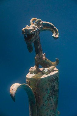 Çin 'deki Shang Hanedanlığı' ndan kalma bronz bir ejderha tırmanma sütununa ait. Guanghan, Sichuan 'daki Sanxingdui harabelerinin 1 numaralı çukurundan çıkarılmış.