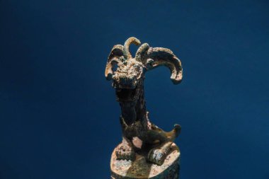 Çin 'deki Shang Hanedanlığı' ndan kalma bronz bir ejderha tırmanma sütununa ait. Guanghan, Sichuan 'daki Sanxingdui harabelerinin 1 numaralı çukurundan çıkarılmış.