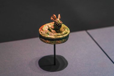 Çin 'in Shang Hanedanlığı' ndan bronz ejderha şekilli bir gemi Guanghan, Sichuan 'daki Sanxingdui harabelerinin 3. Çukur' undan çıkarıldı.