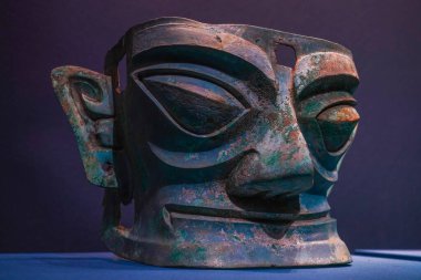 Çin 'in Shang Hanedanlığından kalma bronz insan maskesi, Guanghan, Sichuan' daki Sanxingdui bölgesinden çıkarıldı.