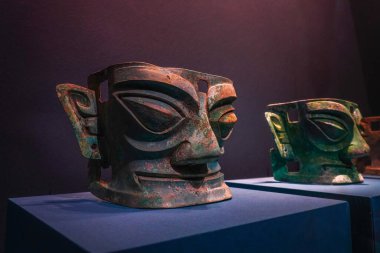 Çin 'in Shang Hanedanlığından kalma bronz insan maskesi, Guanghan, Sichuan' daki Sanxingdui bölgesinden çıkarıldı.