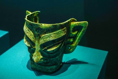 Çin 'in Shang Hanedanlığından kalma bronz insan maskesi, Guanghan, Sichuan' daki Sanxingdui bölgesinden çıkarıldı.