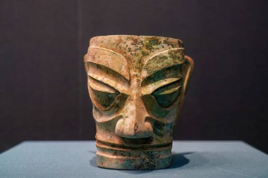 Çin 'in Shang Hanedanlığından kalma bronz insan maskesi, Guanghan, Sichuan' daki Sanxingdui bölgesinden çıkarıldı.