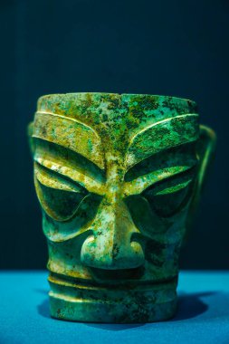 Çin 'in Shang Hanedanlığından kalma bronz insan maskesi, Guanghan, Sichuan' daki Sanxingdui bölgesinden çıkarıldı.