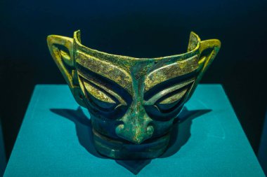 Çin 'in Shang Hanedanlığından kalma bronz insan maskesi, Guanghan, Sichuan' daki Sanxingdui bölgesinden çıkarıldı.